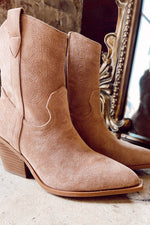 ROWDY BOOTS | CAMEL SUEDE