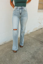 HIGH RISE DISTRESSED FLARE | LIGHT