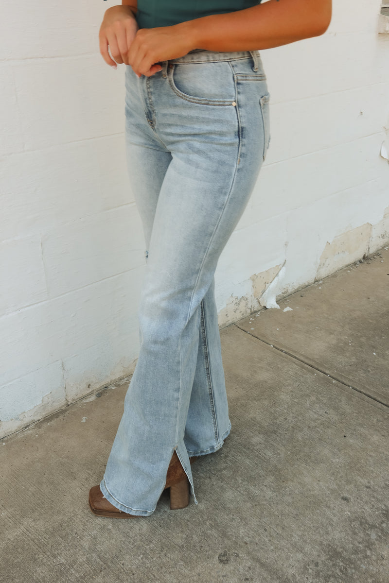 HIGH RISE DISTRESSED FLARE | LIGHT